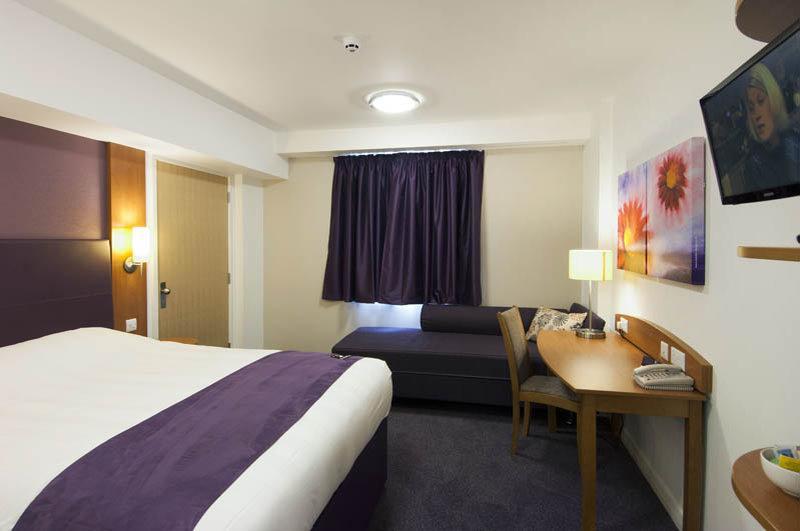 Premier Inn London Илфорд Екстериор снимка